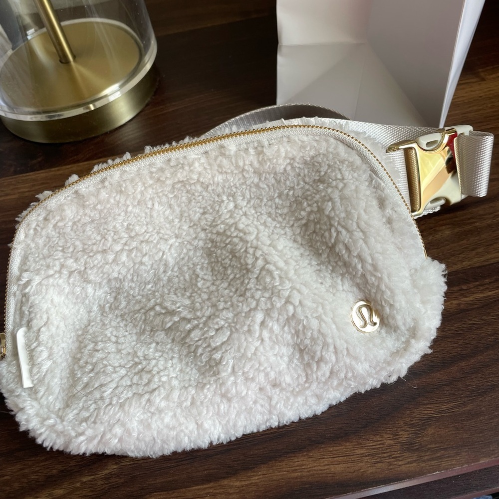 Lululemon Sherpa Belt Bag